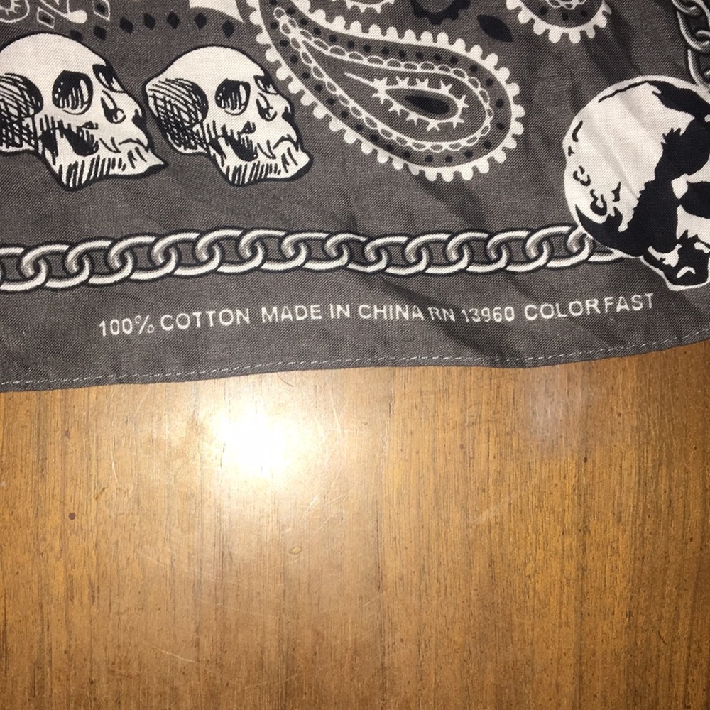 Gray Skull patterned Bandana 💀 - Picture 3 of 5